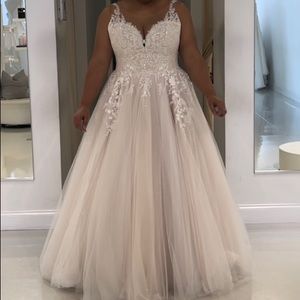 MARTINA LIANA 1014. Size 20/18 plus veil and headpiece